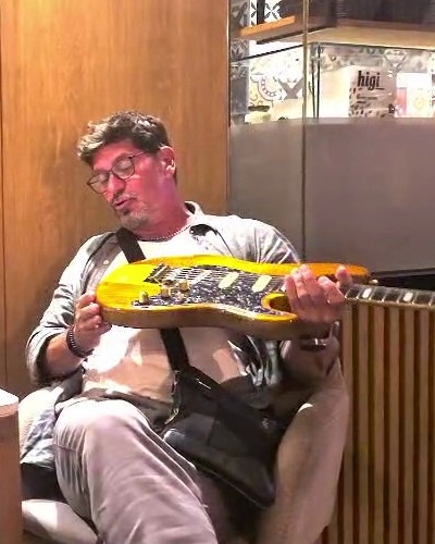 Petar Jelić with a Soul of Strings instrument