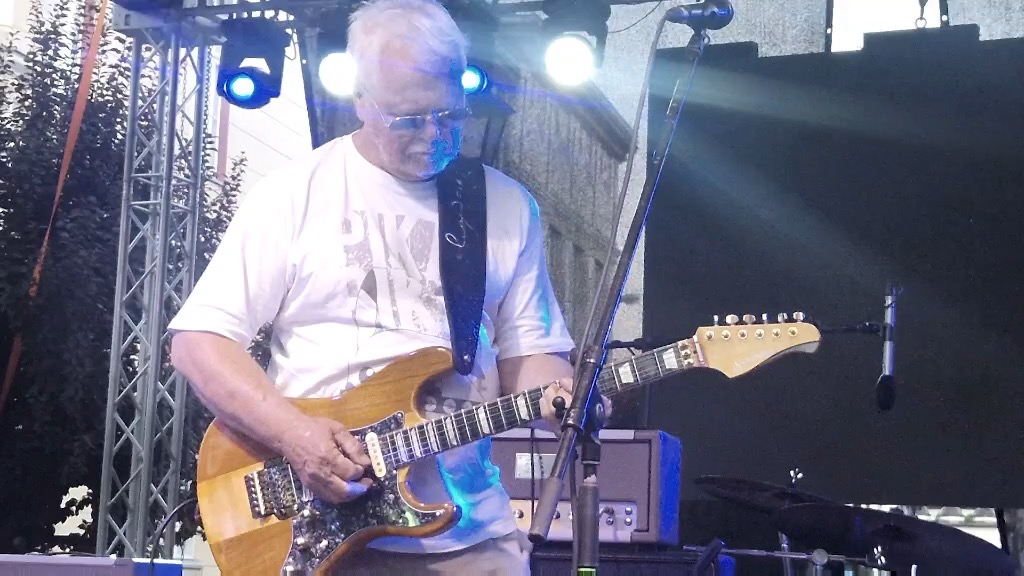 Dragi Jelić playing a Soul of Strings guitar